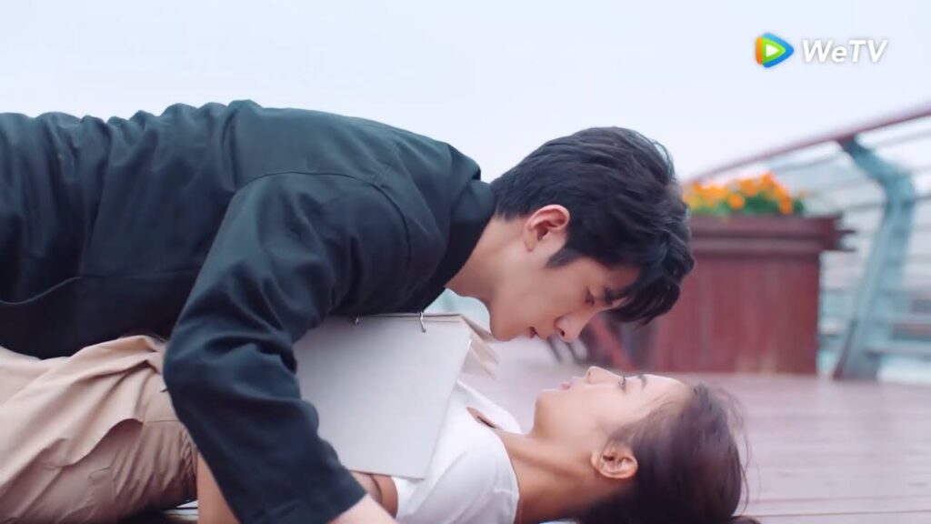 بعد أول لقاء بدأت تطارده ملخص الحلقة 1 “سأكون معك” | WeTV بعد أول لقاء بدأت تطارده ملخص الحلقة 1 "سأكون معك" | WeTV