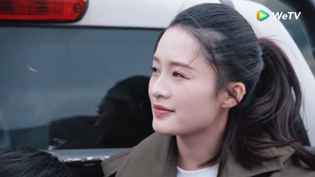 المدير لي يتعاطف مع طفل والده توفى في القرية مقطع من الحلقة 11 "دموع في الجنة" | WeTV