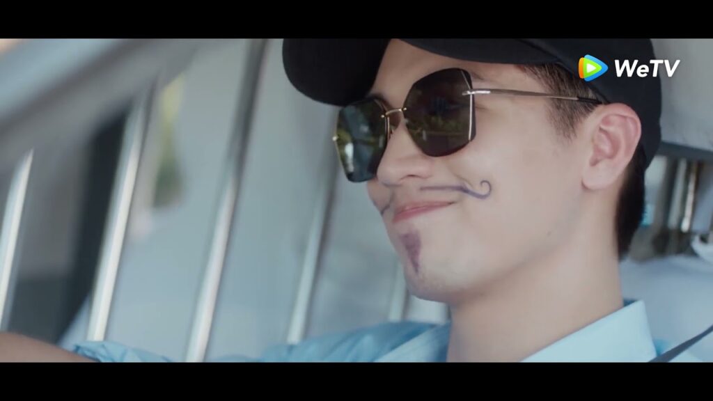 اللقاء الثاني لكن هذه المرة كان زي يي متنكرًا في شكل سائق مقطع من "منتصف الصيف مليء بالحب" | WeTV