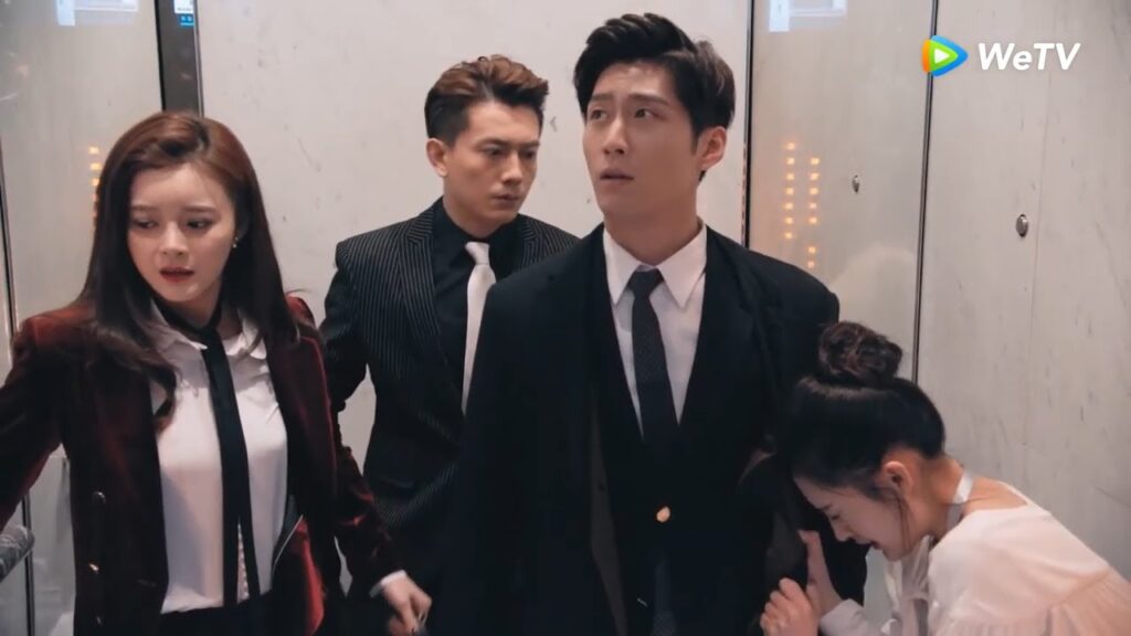 شياو سو تُمسك بالمدير لي عند وقوف المصعد مقطع من الحلقة 10 “دموع في الجنة” | WeTV شياو سو تُمسك بالمدير لي عند وقوف المصعد مقطع من الحلقة 10 "دموع في الجنة" | WeTV
