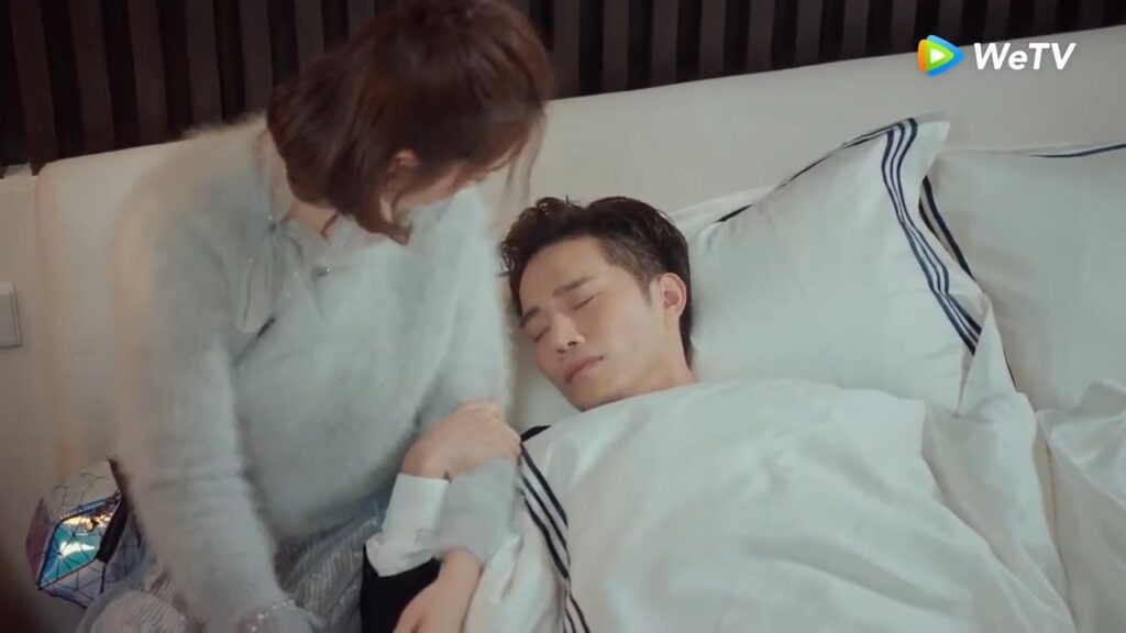 فانغ لينغ يشرب حتى يثمل ويطلب من شياو تشي ألا تتركه مقطع من الحلقة 5 "حبيبتي فضائية" | WeTV