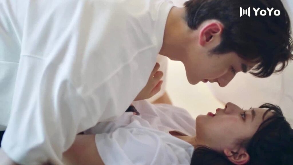 يقوم بحمايتها و يحاول استغلال الموقف 🙊❤️ (ارجوك اطمئن يا سيد لينغ )