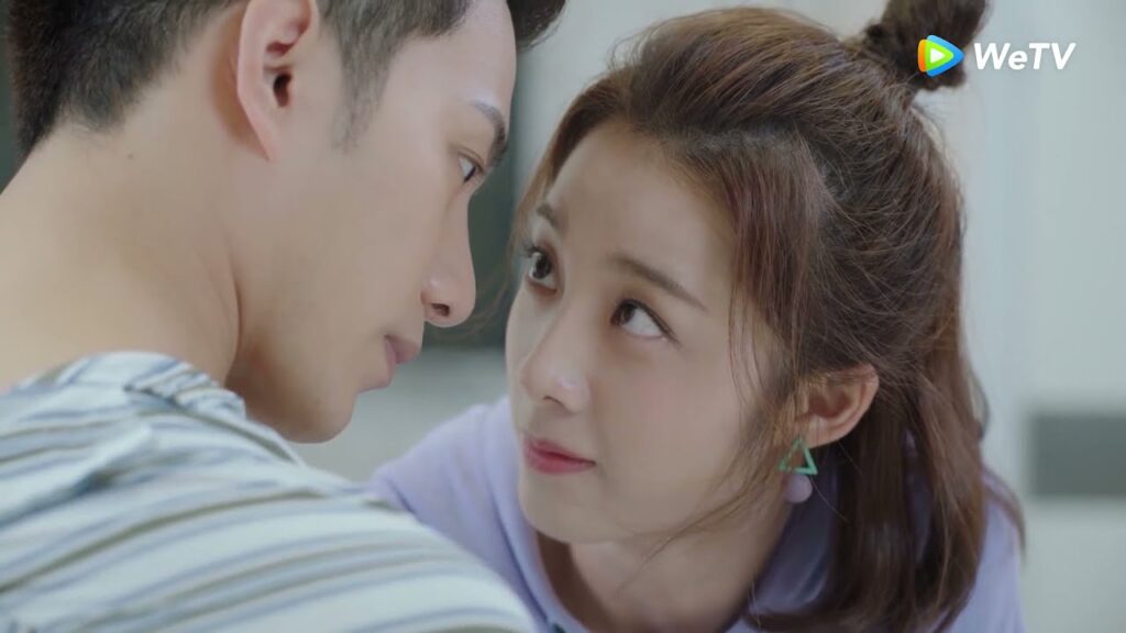 ذهبت لتزوره في المستشفى وطلب منها شيء مضحك مقطع من الحلقة 4 "حبيبتي فضائية" | WeTV