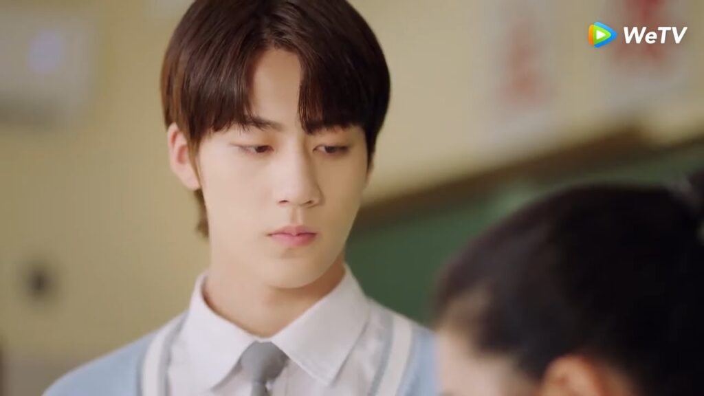 لا تريد الجلوس بجانبه كي لا يعرف أحد أنها تعرف! ملخص الحلقة 2 "حب أول عذب" | WeTV