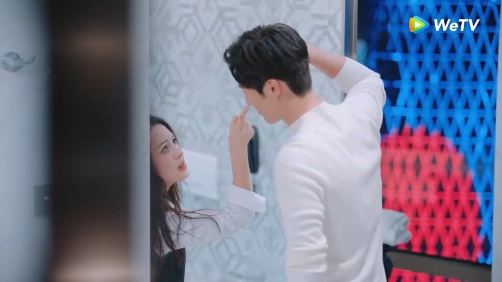 من مواقف دو شياو سو مع المدير لي وهي ثملة مقطع من الحلقة 8 "دموع في الجنة" | WeTV