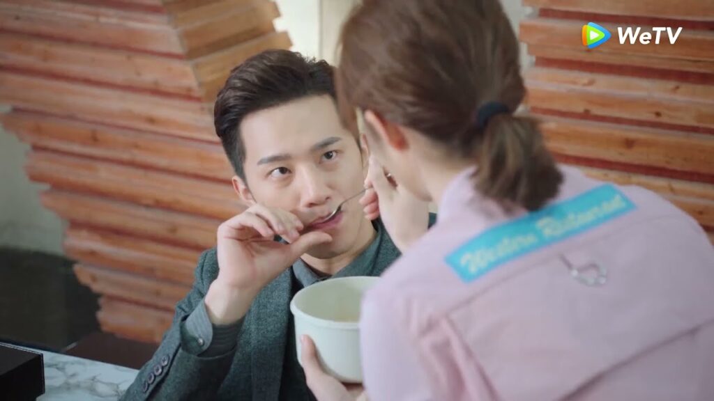 توصل الطعام له وتطعمه أيضًا مقطع من الحلقة 3 “حبيبتي فضائية” | WeTV توصل الطعام له وتطعمه أيضًا مقطع من الحلقة 3 "حبيبتي فضائية" | WeTV