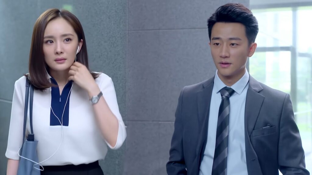 بعد قبلتهما تقرر تجنبه والابتعاد عنه لئلا تزيد مشاعرها ولكنه يظل يبحث عنها😯مشهد من "عزيزي المترجم"