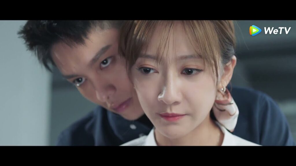 يعلمها كيف تدافع عن نفسها مقطع من الحلقة 5 “الحب الغامض” | WeTV يعلمها كيف تدافع عن نفسها مقطع من الحلقة 5 "الحب الغامض" | WeTV