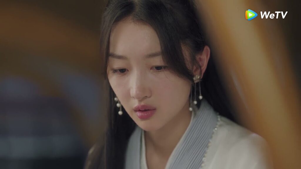 باي جيويه أُصيب فجأة وقامت شانغ قو بتقبيله لتنقذه مقطع من "الحب الذي يتجاوز الوقت" | WeTV