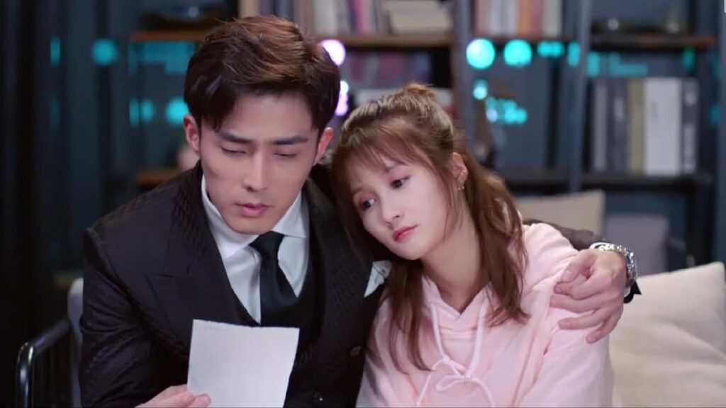 يحاول مساعدة زوجته على دعمها و تحسين عملها ❤️😘 ( هي التي احبها)