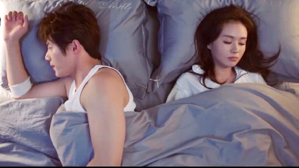 تتسلل الى غرفته وهو نائم 😱❤️ (الجمال القبيح ) تتسلل الى غرفته وهو نائم 😱❤️ (الجمال القبيح )