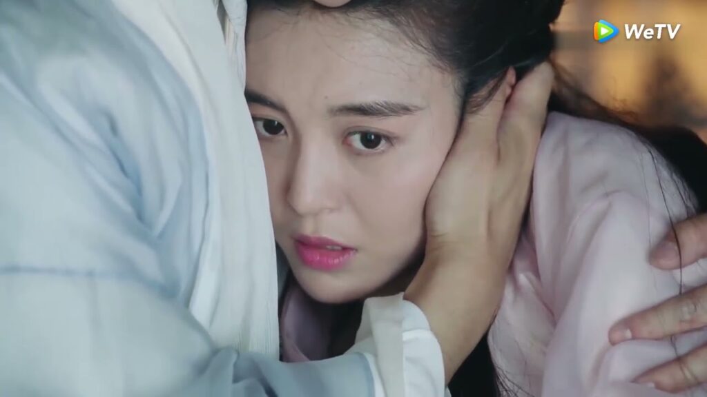 الأمير يضمها إلى صدره ويطمئنها مقطع من الحلقة 22 مسلسل الوريثة ｜WeTV