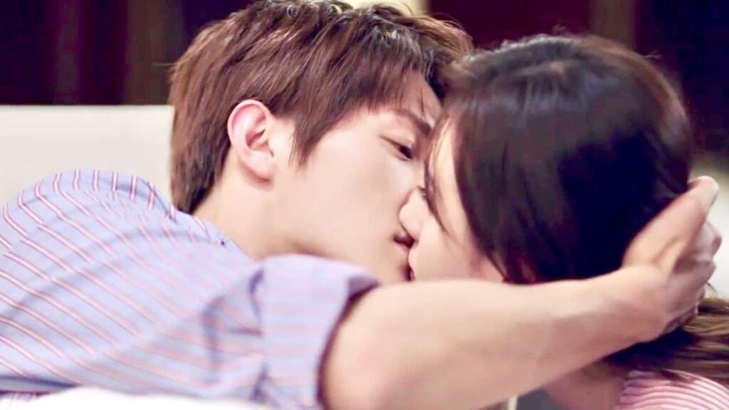 تشين مو يثمل و يذهب للنوم في غرفة رئيسته😱❤️💋 ( الجمال القبيح) تشين مو يثمل و يذهب للنوم في غرفة رئيسته😱❤️💋 ( الجمال القبيح)