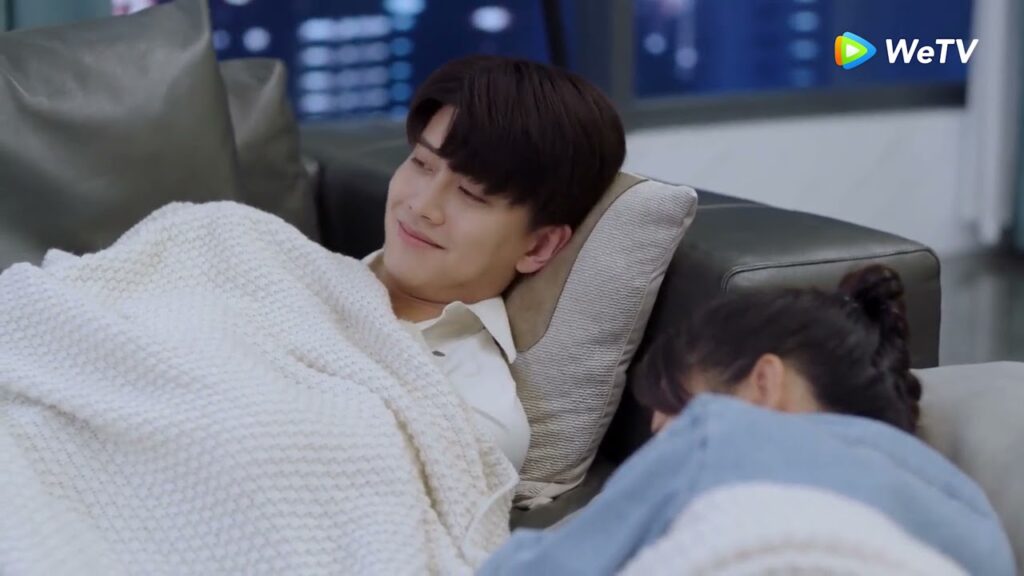 ينام بالأريكة بجانيها مقطع من الحلقة 22 مسلسل السيدة الغرابة والسيد السحلية ｜WeTV