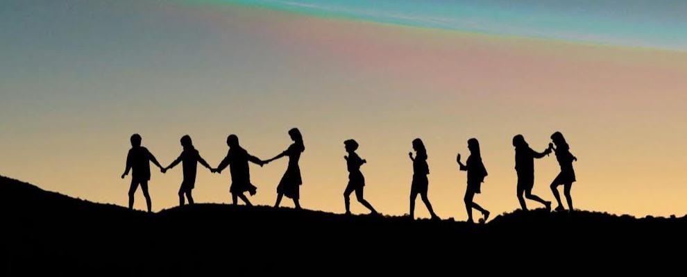 هل يمكن لأي شخص التعرف على الأعضاء بناءً على صورهم الظلية في هذه الصورة؟