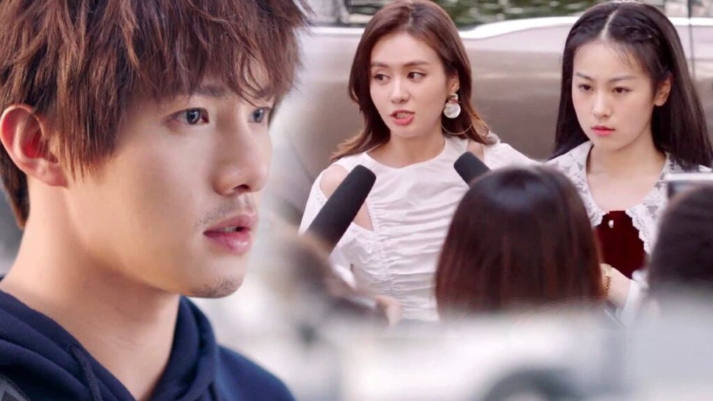 رئيسته تساعد زميلتها وهو يقع في حٌب لطفها 😍😍 ( الجمال القبيح )