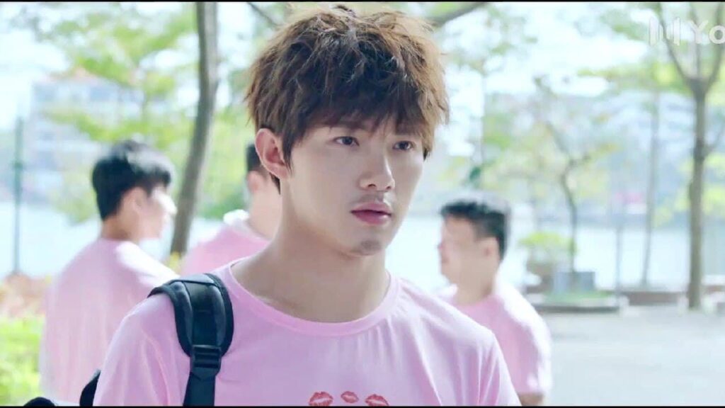 يضحي بنفسه ويرتدي اللون الوردي لأجل العمل ولا يزال وسيـماً 😂😂