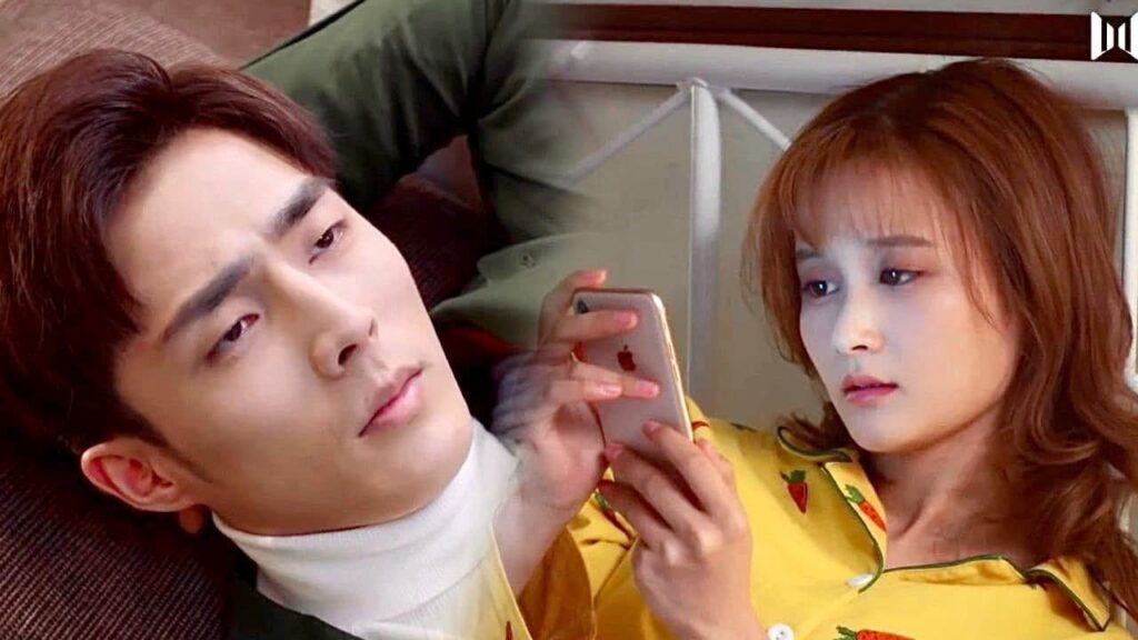 ينظر الزوجان الى صور بعضهم على الهاتف و يفكران في بعضهما 😍❤️(هي التي احبها|She Is The One) ينظر الزوجان الى صور بعضهم على الهاتف و يفكران في بعضهما 😍❤️(هي التي احبها|She Is The One)