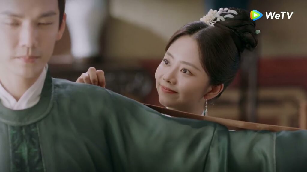 تساعده في ارتداء ملابسه مقطع من الحلقة 17 مسلسل السيف وخيط الحرير |WeTV تساعده في ارتداء ملابسه مقطع من الحلقة 17 مسلسل السيف وخيط الحرير |WeTV