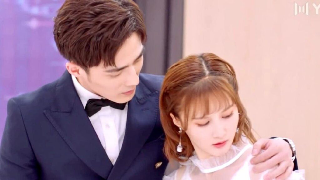 يجبرها الرئيس على الجلوس بالقرب منه امام الجميع ( هي التي احبها | She Is The One)