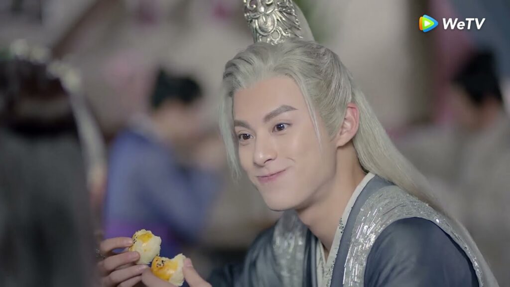 ابتسامته ساحرة حقًا ! مقطع من الحلقة 5 مسلسل الالتقاء بتنين ｜WeTV