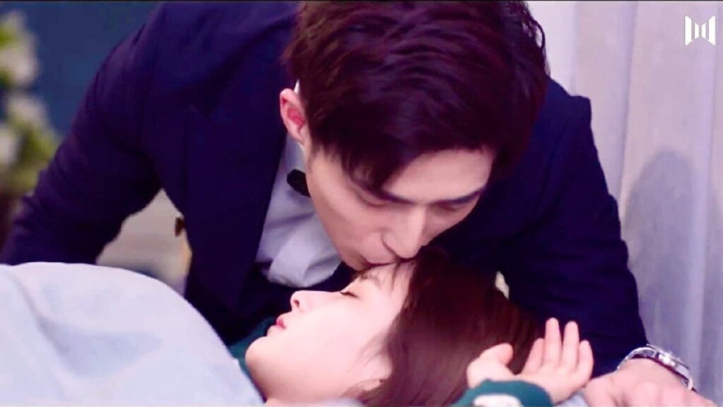 يُـقبل زوجـتهِ على جبينها وهي نائمـة 🙈😍💜 ( هي التي احبها )