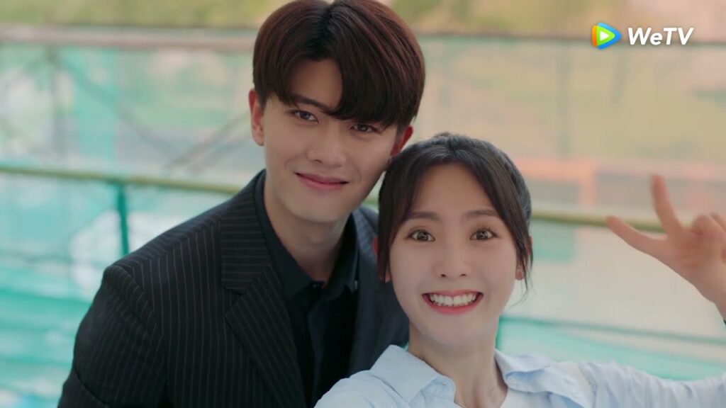 يأخذان صور معا مقطع من الحلقة 10 مسلسل السيدة الغرابة والسيد السحلية｜WeTV