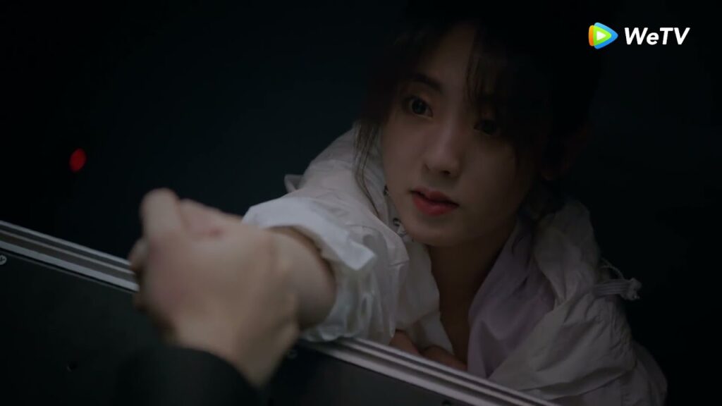 كادت أن تسقط لكن السيد جو أنقذها مقطع من الحلقة 7 مسلسل السيدة الغرابة والسيد السحلية ｜WeTV