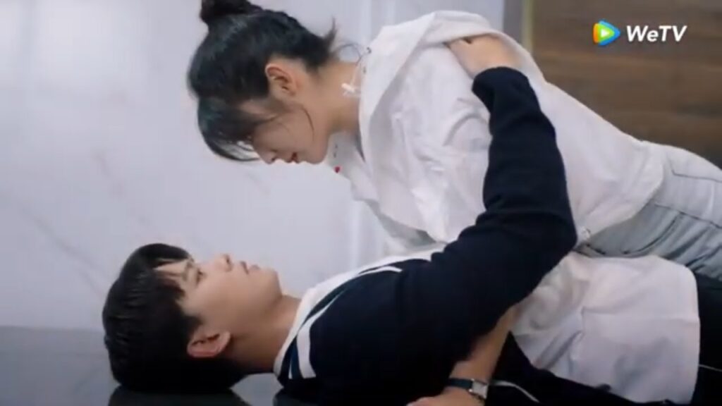 تقع في حضنه بالخطأ مقطع من الحلقة6  مسلسل السيدة الغرابة والسيد السحلية｜WeTV