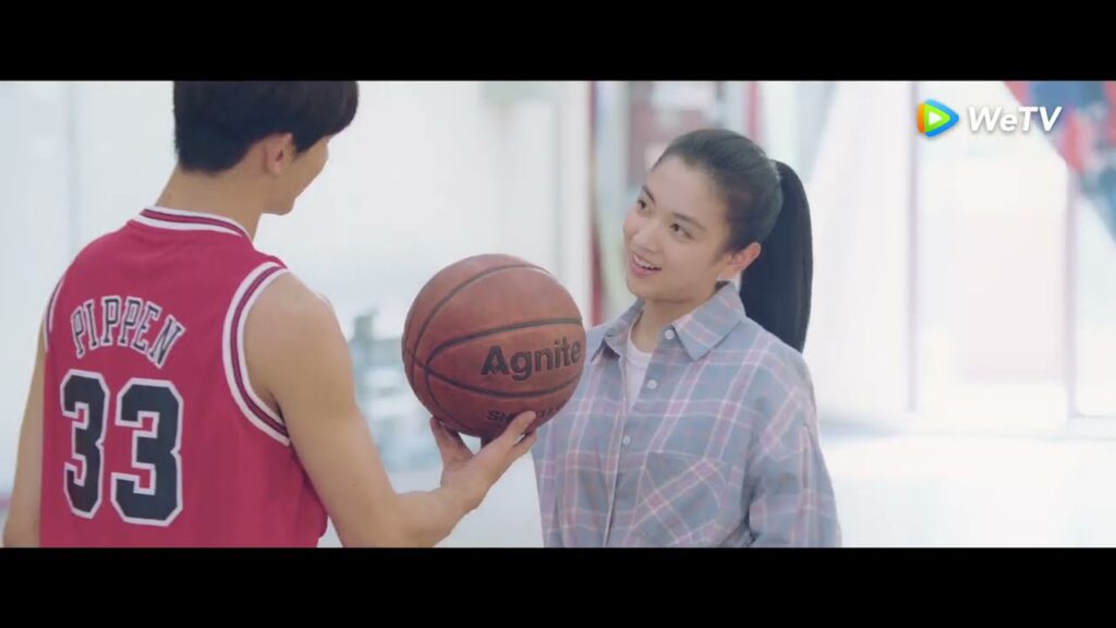 يعلمها كيف تلعب كرة السلة مقطع من الحلقة 19 مسلسل أرجوك يا عريفة الفصل｜WeTV