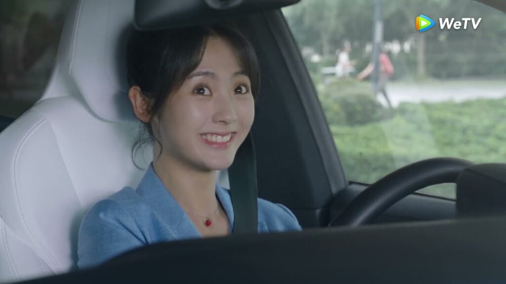 يجعلها تقود السيارة له مقطع من الحلقة 3 مسلسل السيدة الغرابة والسيد السحلية｜WeTV