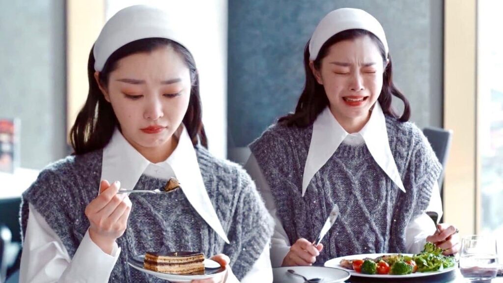 احدى مراحل الانفصال البكاء اثناء تناول الطعام  🥺😭😭 ( فتيات مذهلات )