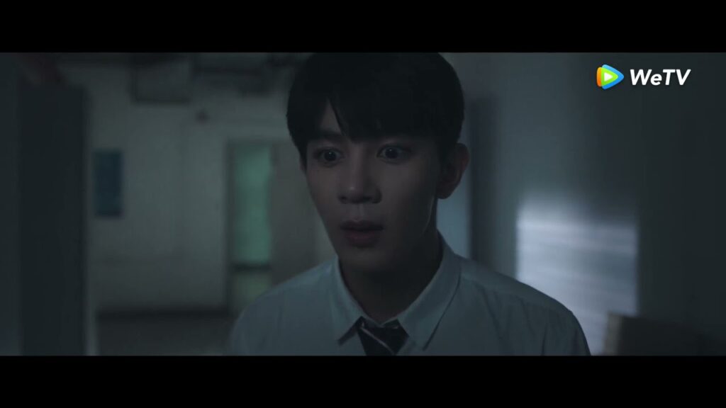 يشعر بالخوف الشديد بالظلام مقطع من الحلقة 4 مسلسل أرجوك يا عريفة الفصل ｜WeTV