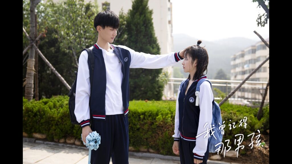 تعتقد انها وجدت فتى الاحلام الرومانسي 😂