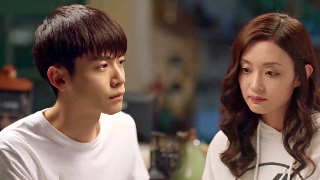 ينام معها لاجل حمايتها , يحبها و يتعرض للضرب لأجها لكنها لا تبادلهُ المشاعر وتراه كالاخ الصغير لها ينام معها لاجل حمايتها , يحبها و يتعرض للضرب لأجها لكنها لا تبادلهُ المشاعر وتراه كالاخ الصغير لها