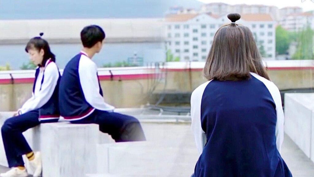 يجدها تجلس وحيد فياخذ بيدها و يحاول مساعدتها لتبتسم 💕💕💕