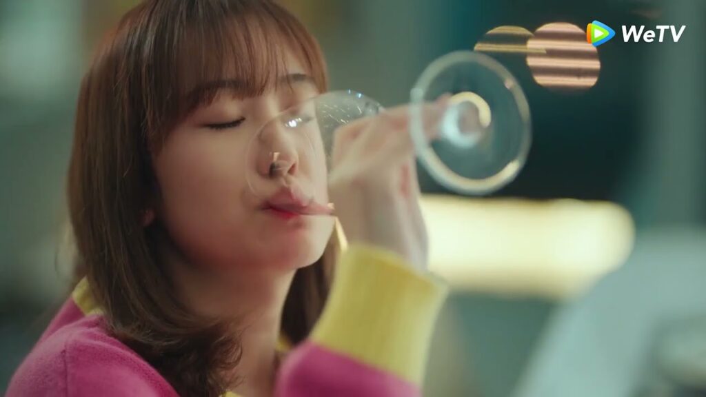 تشرب حتى الثمالة لأنها حزينة مقطع من الحلقة 21 مسلسل مرحبا سيد جو ｜WeTV