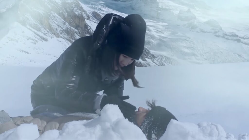 يفقد الرئيس المستبد وعيه في الانهيار الجليدي فتعطيه بطلتنا تنفسًا اصطناعيًا❤️مشهد من "عزيزي المترجم"