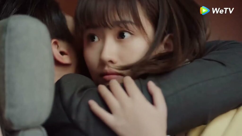 يشعر بالخوف لذلك يحضنها بقوة مقطع من الحلقة 11 مسلسل مرحبا سيد جو ｜WeTV