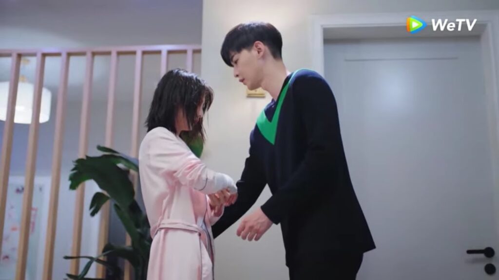 الطبيب ون يعتني بها جيدا حتى أنه يمشط شعرها مقطع من الحلقة 24 مسلسل حظي الصغير ｜WeTV