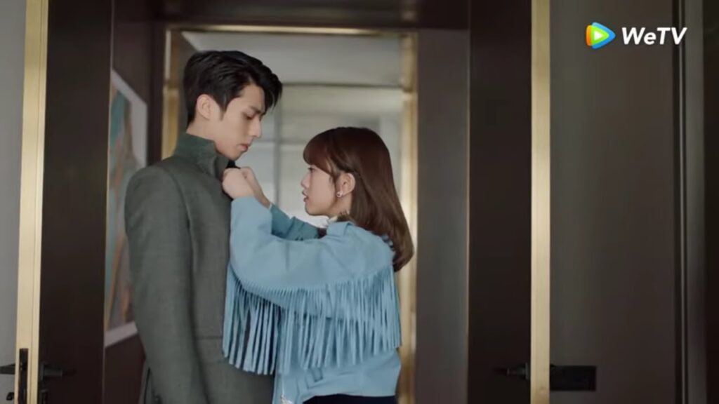 تساعده  في ارتداء ملابسه مقطع من الحلقة 7 مسلسل مرحبا سيد جو ｜WeTV