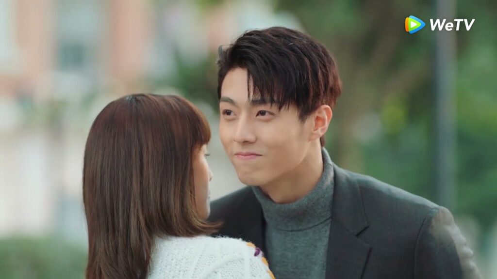 يجبرها على إعلان علاقتهم العاطفية أمام الجميع مقطع من الحلقة 3 مسلسل مرحبا سيد جو｜WeTV