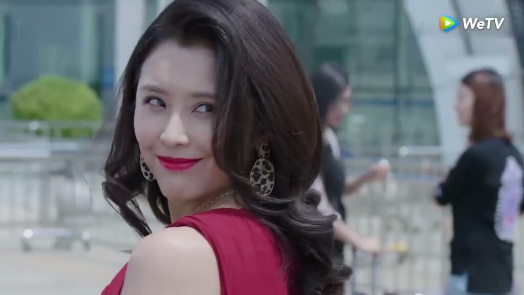 حبيبها ينظر إلى الفتيات الأخرى و هي معه ! مقطع من الحلقة 1 مسلسل أنت قدري ｜WeTV