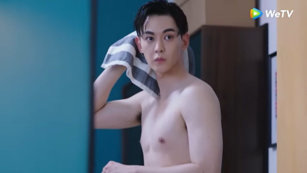 تنظر إليه وهو يتحمم مقطع من الحلقة 20 مسلسل حظي الصغير ｜WeTV