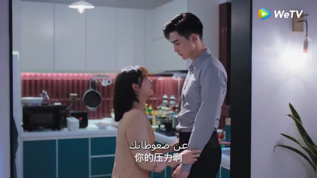 بالرغم من إصابته إلا أنه مازال يساعدها مقطع من الحلقة 20 مسلسل حظي الصغير ｜WeTV