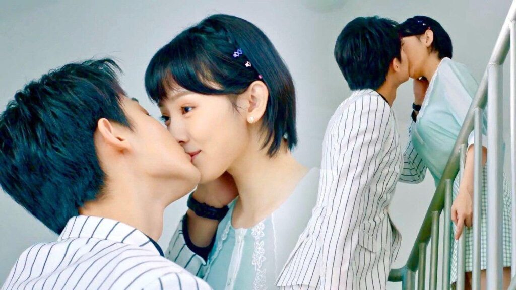 خذ هذه القبلة مني و لا تنساني بعد ان تسافر ❤️