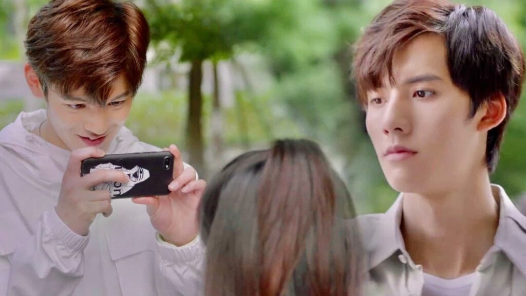 يشعر بالغيرة لأنها  تتسكع مع غيره 😢