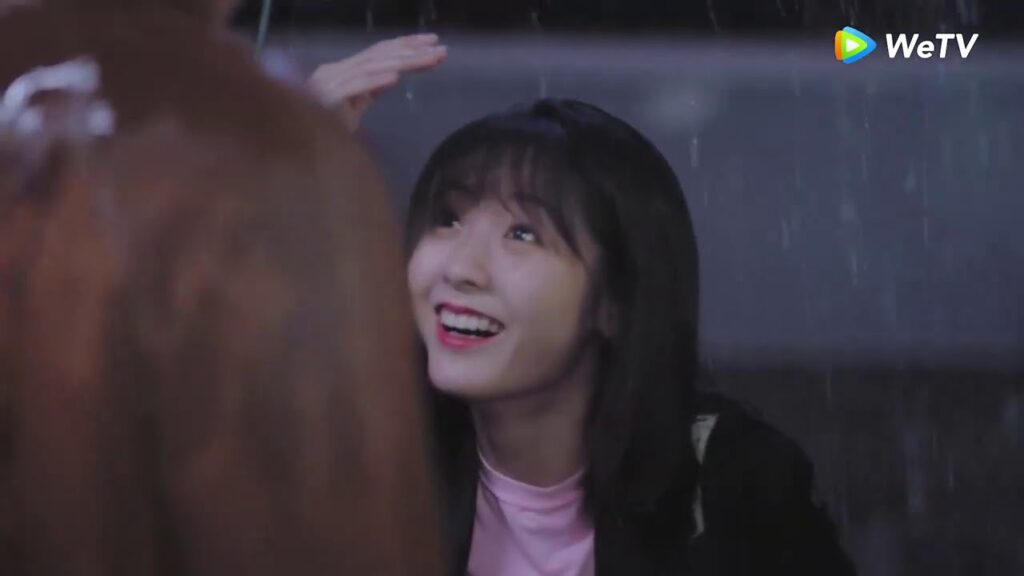 يعتني بها تحت المطر مقطع من الحلقة 17 مسلسل حظي الصغير ｜WeTV