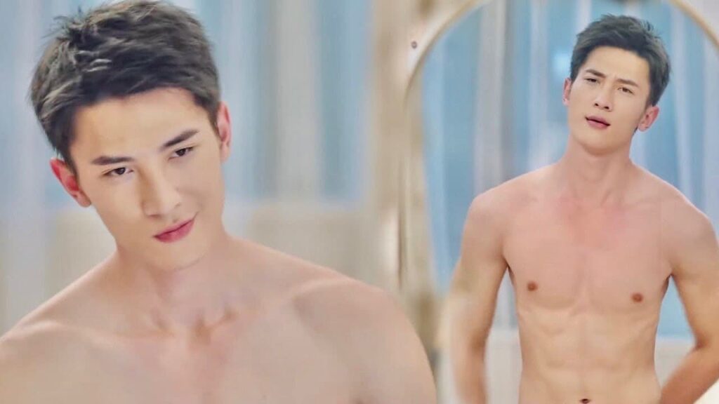 يقف امام المرآة  كل يوم و يمدح جمال عضلاته 😂