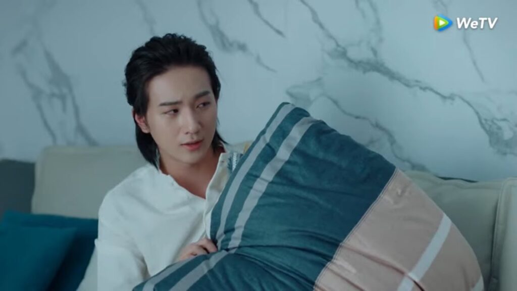 يريد أن ينام على الأريكة بجانبها مقطع من الحلقة 7 مسلسل الحب الموازي ｜WeTV